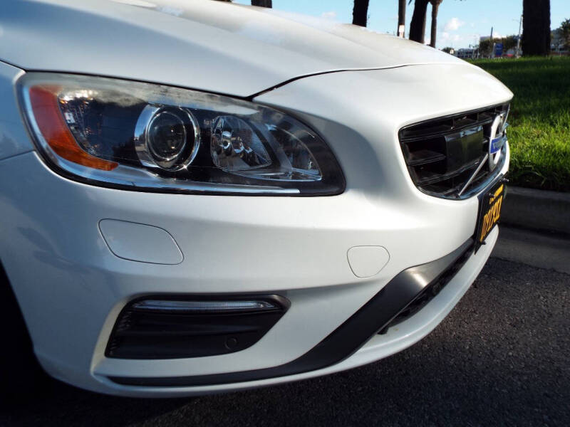 2016 Volvo V60 T6 R-Design Platinum