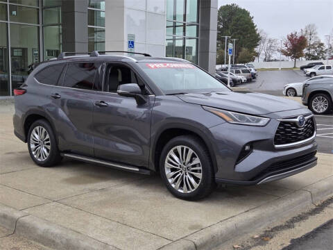 2023 Toyota Highlander Hybrid Platinum