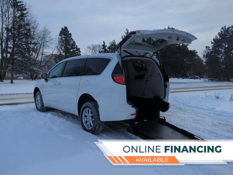 2022 Chrysler Voyager LX's photo