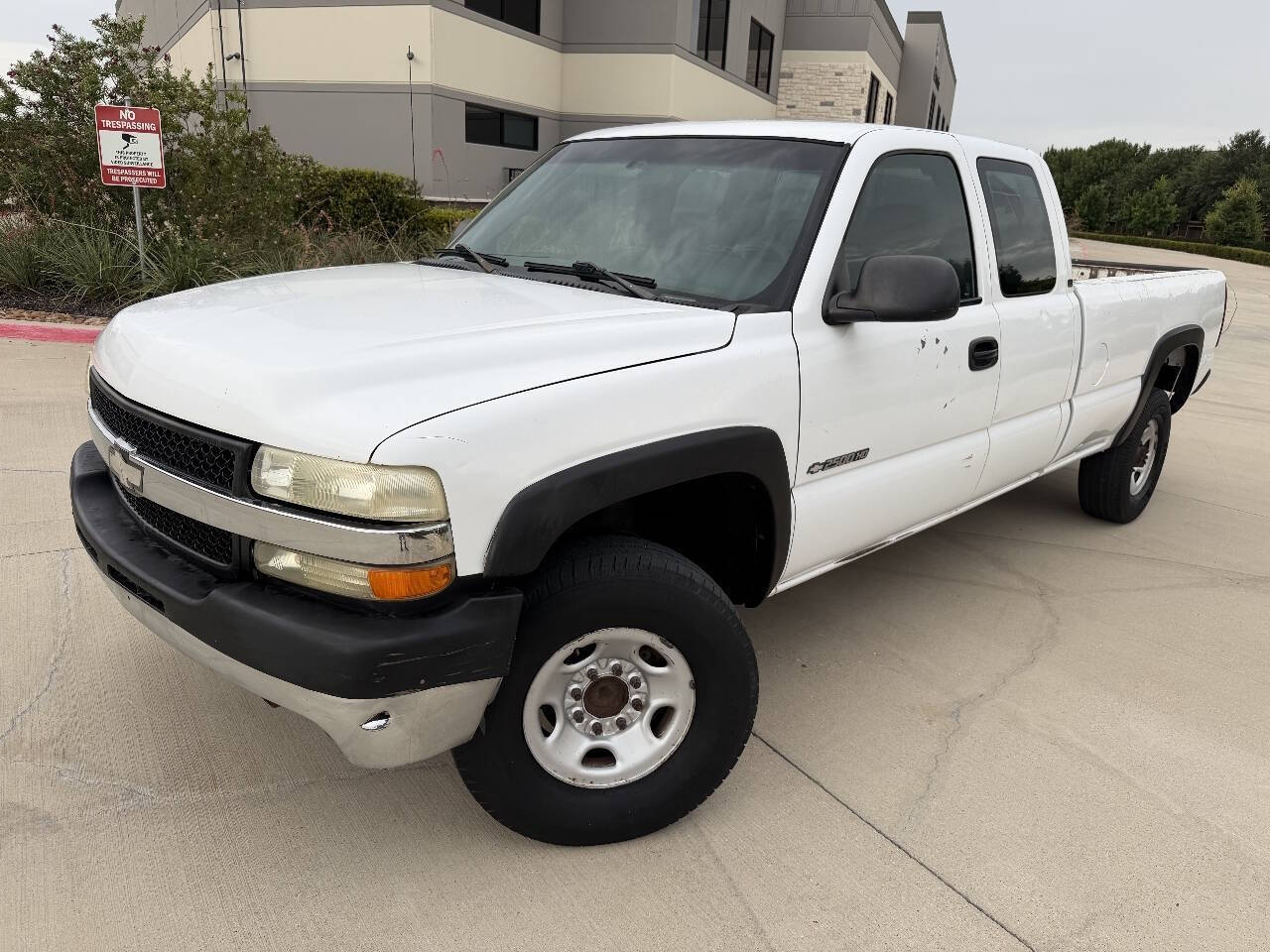 Summit White 2002 Chevrolet Silverado 2500HD Pickup Truck Rear-Wheel Drive 4-Speed Automatic