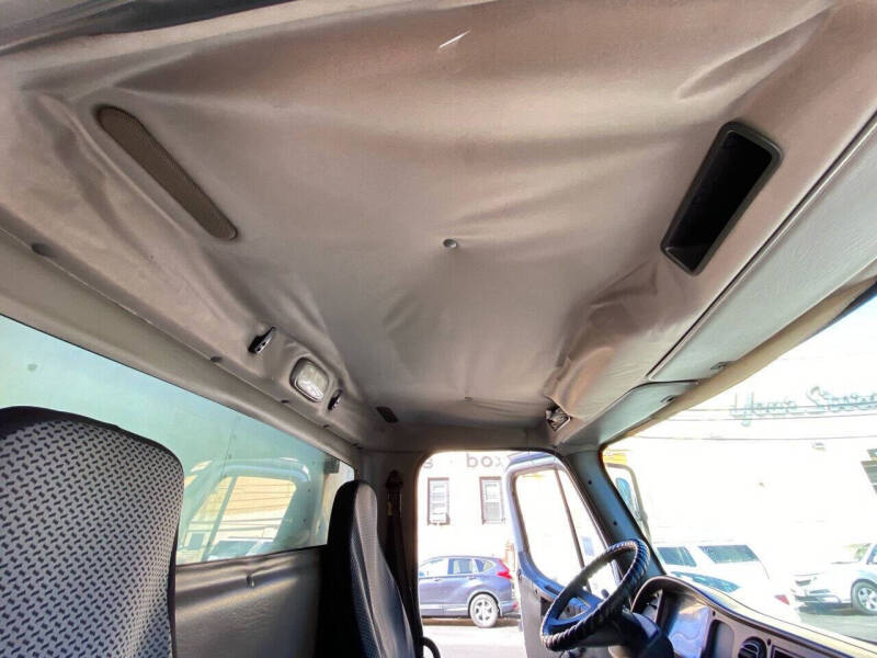 2005 Freightliner M2 106