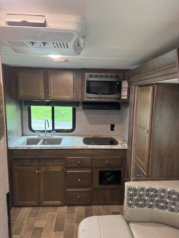 2020 COLEMAN LIGHT 1605FB