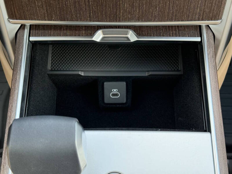 2025 Land Rover Range Rover P550e SE