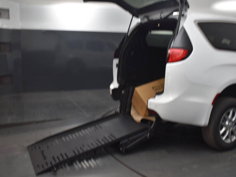 2025 Chrysler Voyager LX