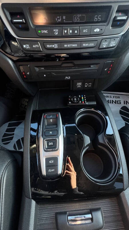 2019 Honda Pilot Touring w/Rear Captain's Chairs