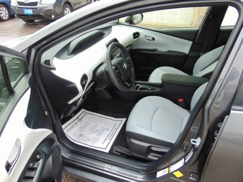 2021 Toyota Prius LE