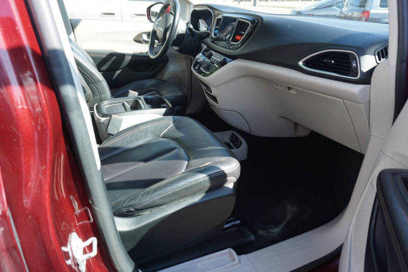 2017 Chrysler Pacifica Touring-L