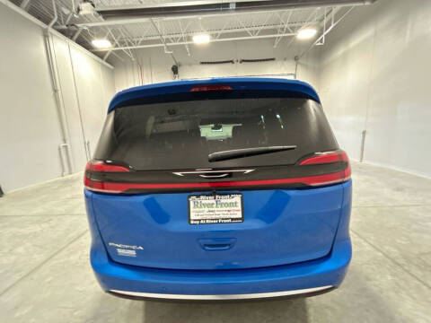 2027 Chrysler Pacifica Select