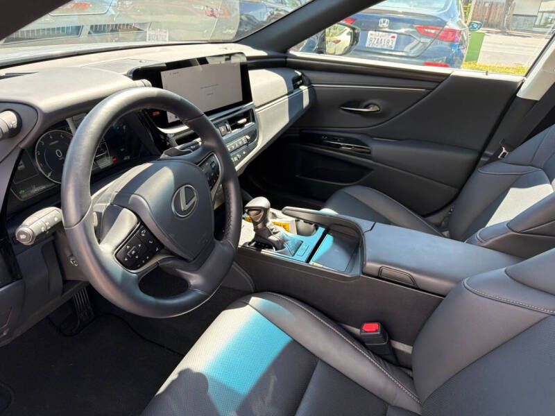 2025 Lexus ES 300h