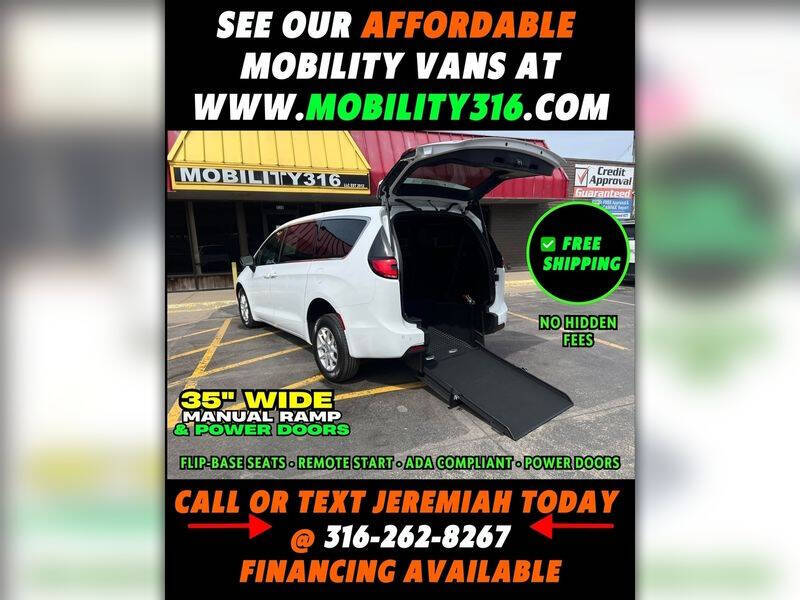 2024 Chrysler Pacifica Touring's photo