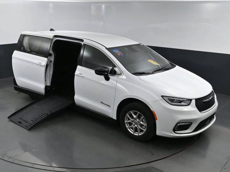 2024 Chrysler Pacifica Touring