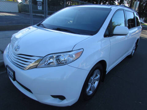 2017 Toyota Sienna LE 8-Passenger