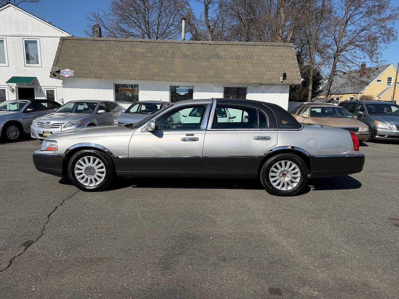 2005 Lincoln Town Car 23
