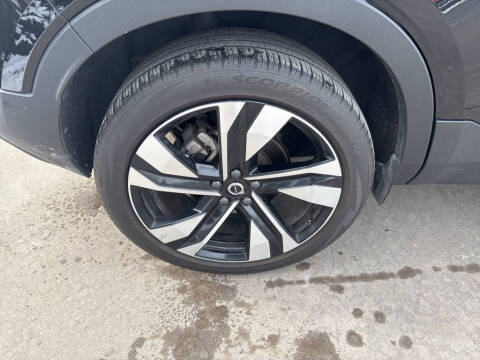 2025 Volvo XC40 B5 Plus Dark Theme