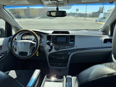 2012 Toyota Sienna SE 8-Passenger