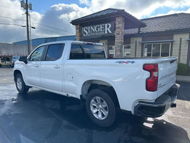 2021 Chevrolet Silverado 1500 LT photo 3