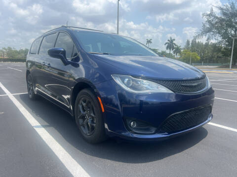 2020 Chrysler Pacifica for sale at Nation Autos Miami in Hialeah FL