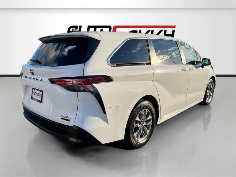 2022 Toyota Sienna LE 8-Passenger