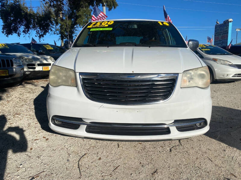 2014 Chrysler Town & Country Limited photo 2