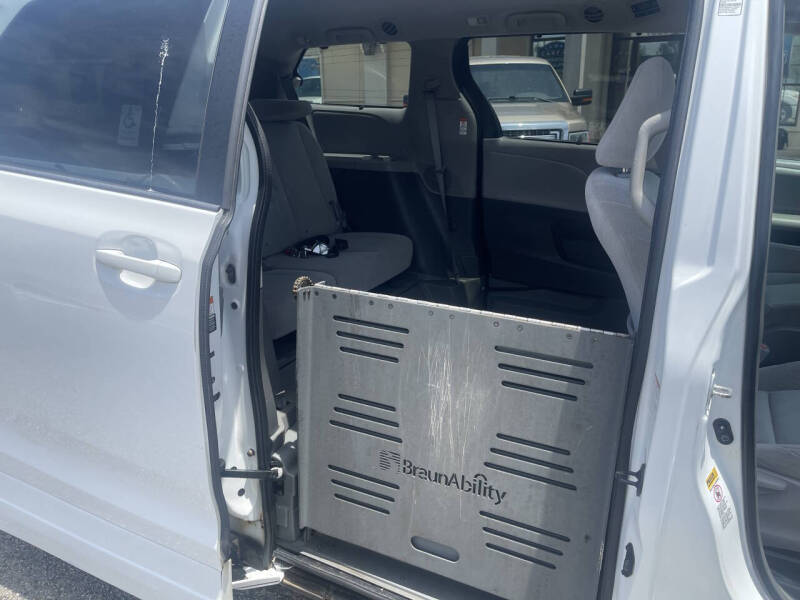 2015 Toyota Sienna LE Mobility 7-Passenger