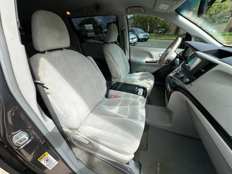 2011 Toyota Sienna LE photo 19