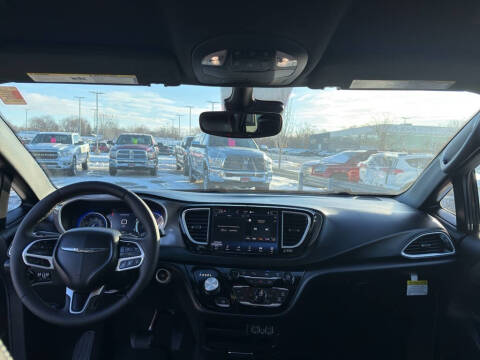 2025 Chrysler Voyager LX