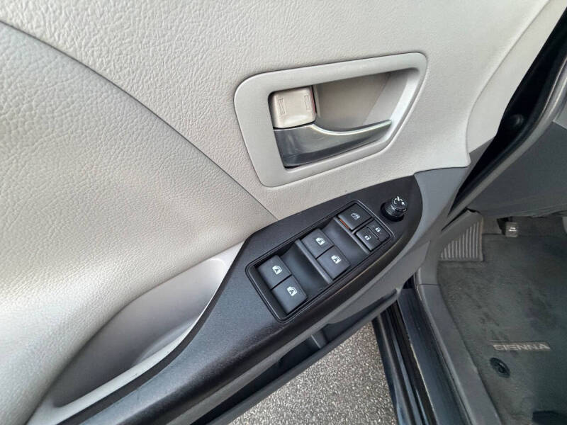 2015 Toyota Sienna LE 8-Passenger