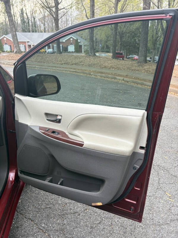 2014 Toyota Sienna XLE 7-Passenger Auto Access Seat