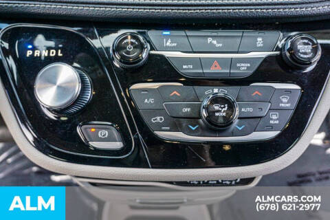 2024 Chrysler Pacifica Plug-In Hybrid Select