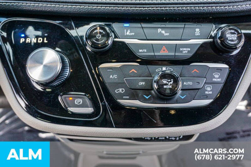 2024 Chrysler Pacifica Plug-In Hybrid Select