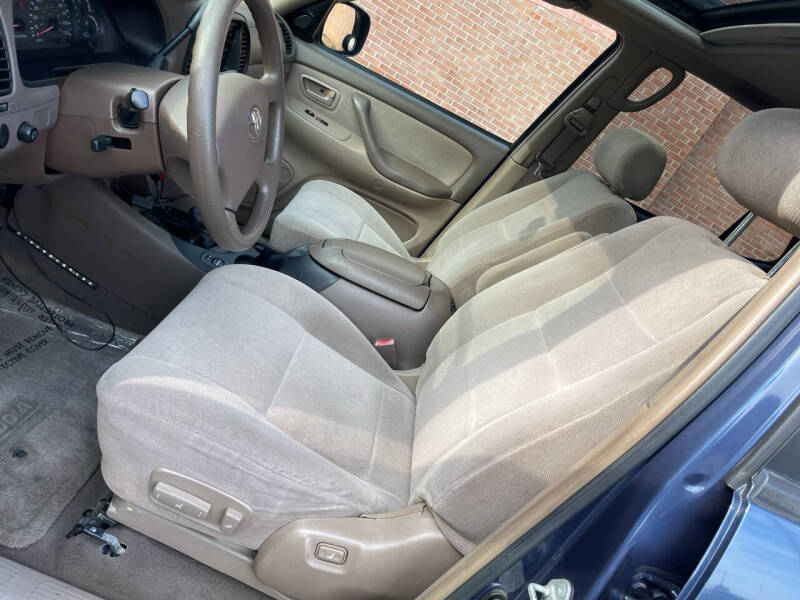 2004 Toyota Sequoia SR5