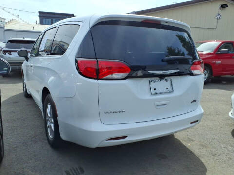 2023 Chrysler Voyager LX