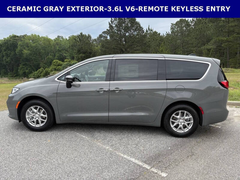 2025 Chrysler Pacifica Select