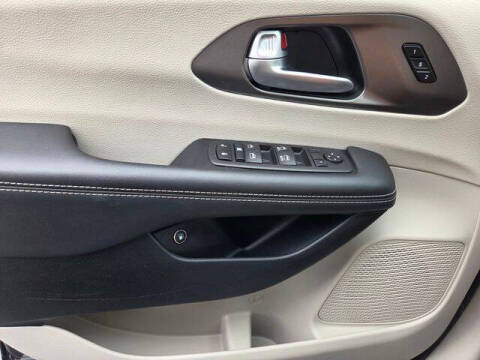 2024 Chrysler Pacifica Plug-In Hybrid Select