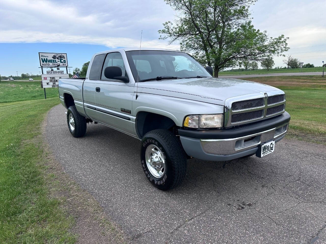 Bright Silver Metallic Clearcoat 2002 Dodge Ram 2500 SLT 4dr Quad Cab SLT 4WD SB 2