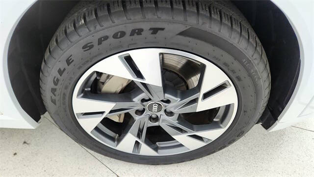 2022 Audi e-tron quattro Premium