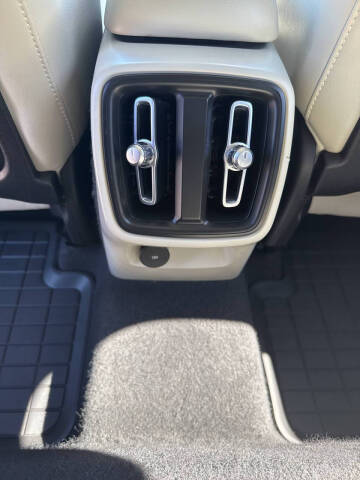 2022 Volvo XC40 T5 Momentum