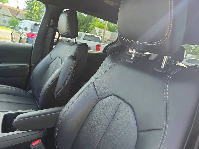 2025 Chrysler Pacifica Select