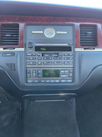 2003 Lincoln Town Car Signature