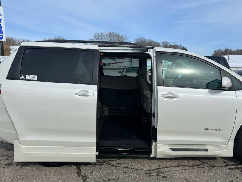 Used 2018 Toyota Sienna XLE with VIN 5TDYZ3DC3JS960295 for sale in Zumbrota, Minnesota
