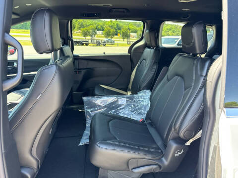 2027 Chrysler Pacifica Select