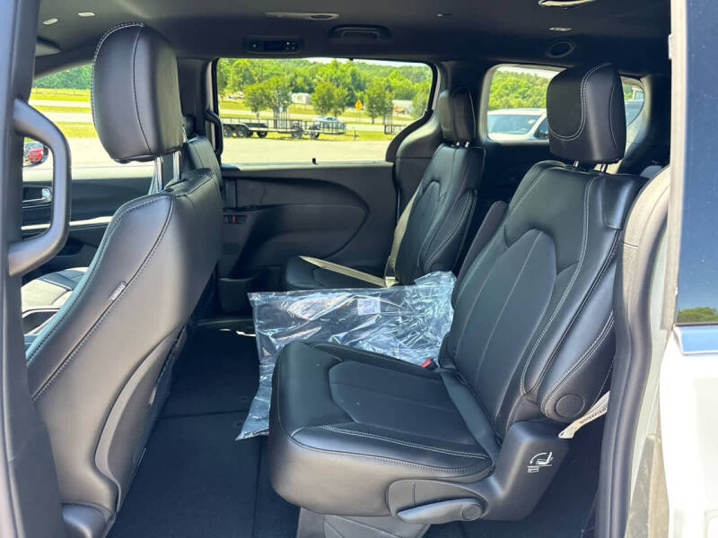 2027 Chrysler Pacifica Select