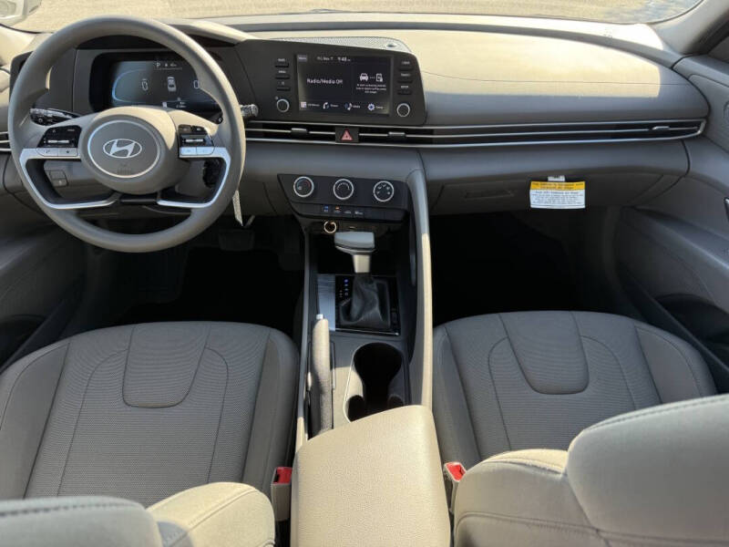 2025 Hyundai Elantra SE