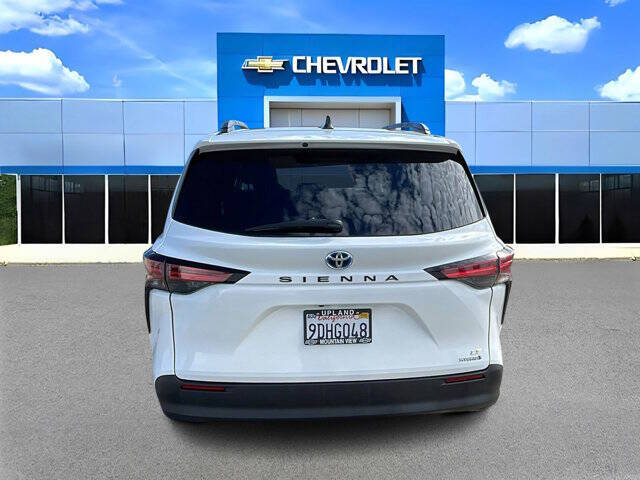 2022 Toyota Sienna LE 8-Passenger