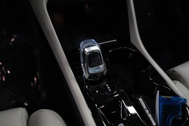 2023 Volvo XC40 B5 Ultimate Dark Theme