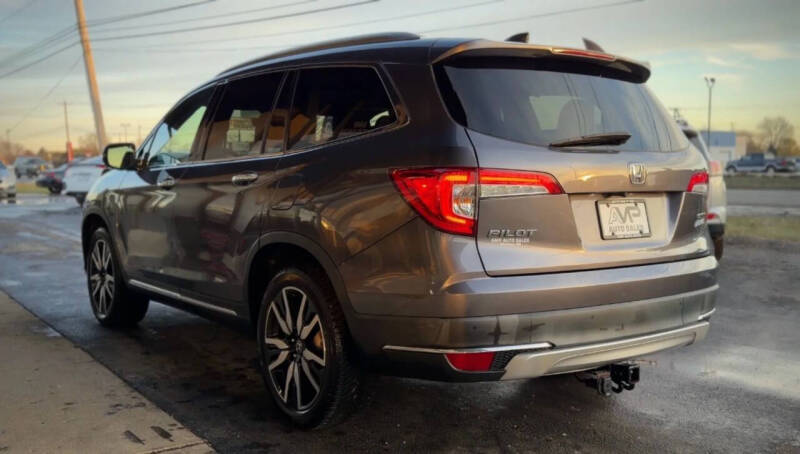 2021 Honda Pilot Touring w/Rear Captain's Chairs