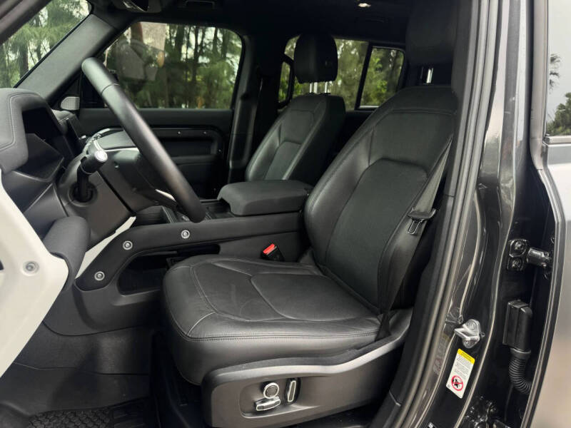 2023 Land Rover Defender 130 SE