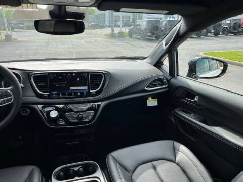 2027 Chrysler Pacifica Select