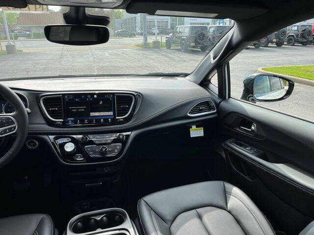 2027 Chrysler Pacifica Select