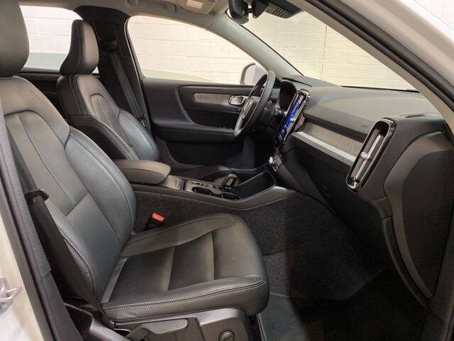 2025 Volvo XC40 B5 Core Bright Theme